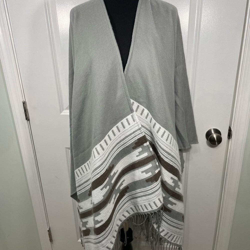Express Gray and White Patterned Shawl Poncho Size OS One Size CB-I